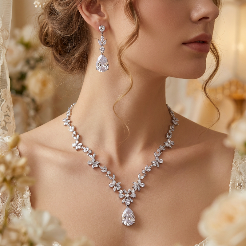 Conjunto Camille de cristal, collar y pendiente puestos en modelo para boda