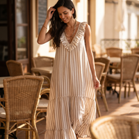 Vestido Largo de Rayas con Volantes y Cuello de Pico