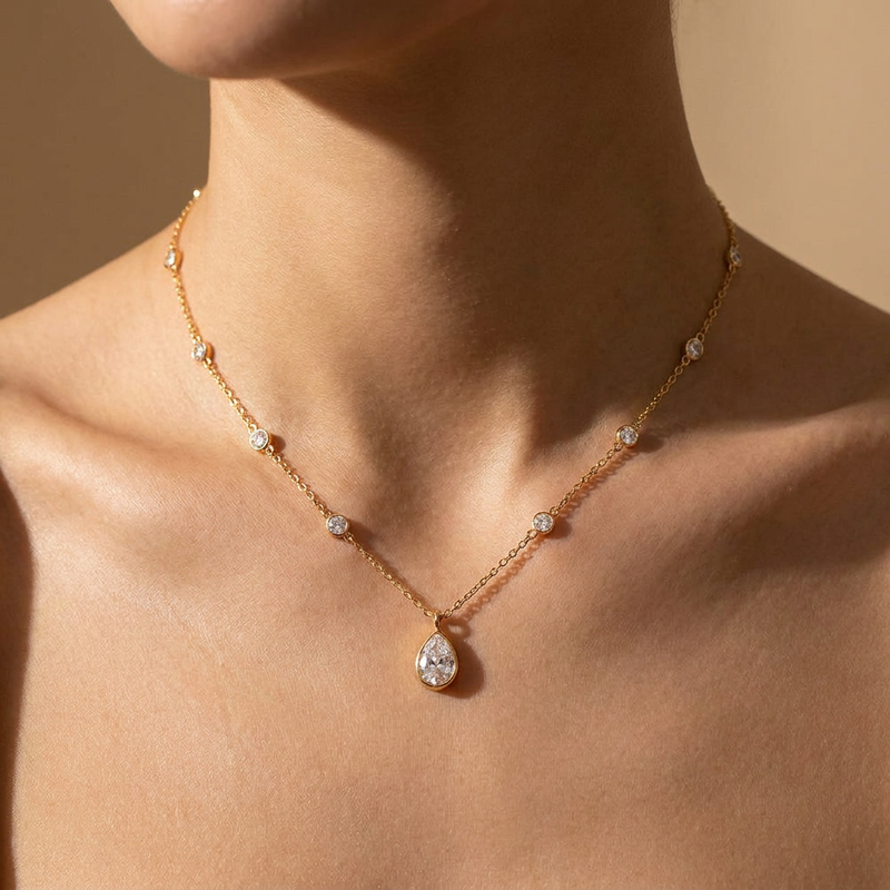 Collar Lumen de circonita gota de agua, llevado al cuello